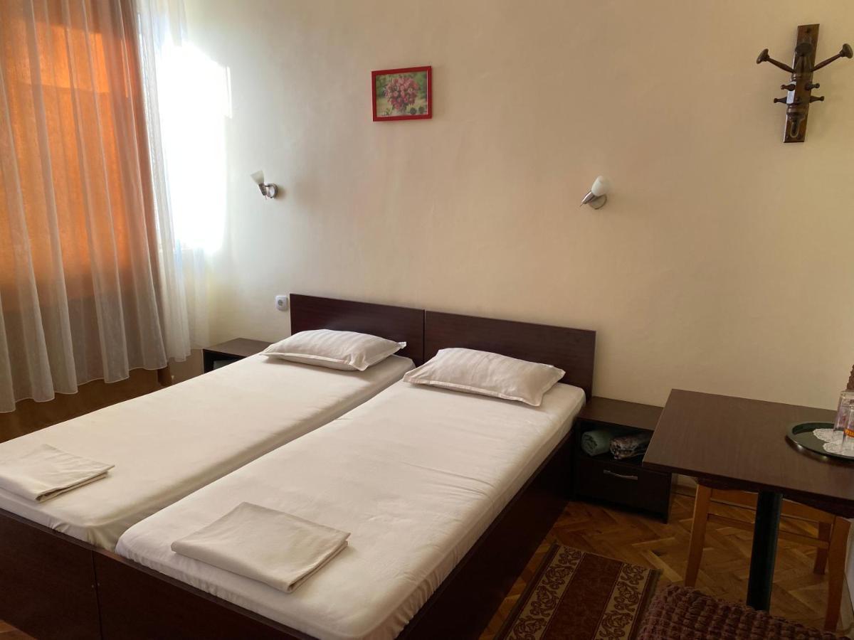 Family Hotel "May" Петрич Экстерьер фото